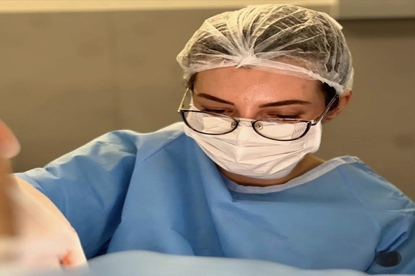 Foto da Dra. Amanda realizando procedimento estético em SP