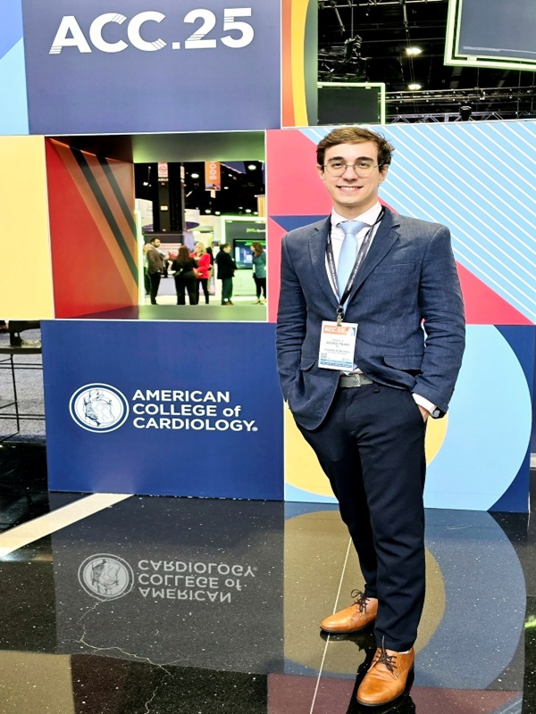 Foto do Dr. Daniel durante consulta de cardiologia em SP